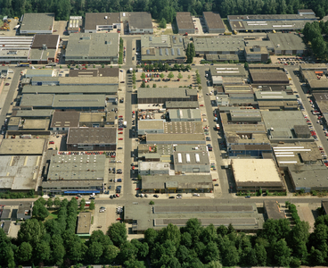 822185 Luchtfoto van een gedeelte van het industrieterrein Overvecht te Utrecht, uit het zuidwesten. Op de voorgrond de ...